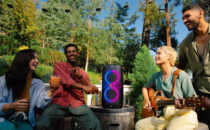 JBL PartyBox 110 với hệ thống đèn LED sống động, tạo không khí bữa tiệc bùng nổ