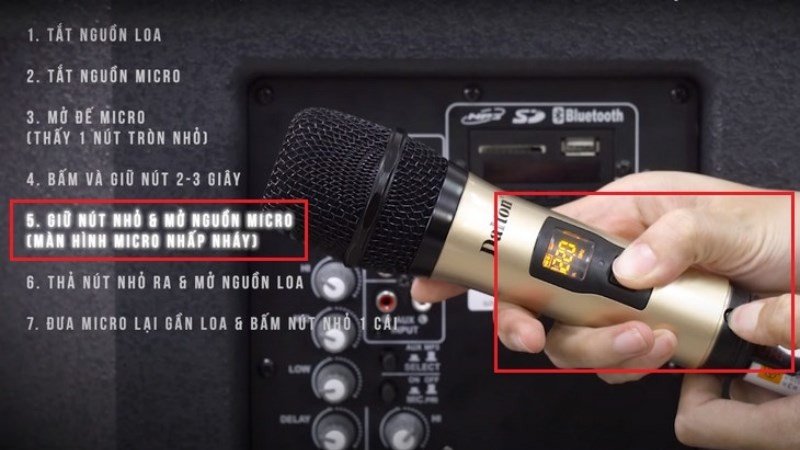 Kết hợp giữ nút nhỏ bên trong và nhấn nút nguồn chính của mic để khởi động lại, khắc phục lỗi kết nối.