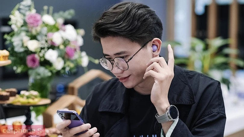 Khả năng kết nối đa dạng và trợ lý ảo thông minh trên tai nghe Buds 2 Pro.