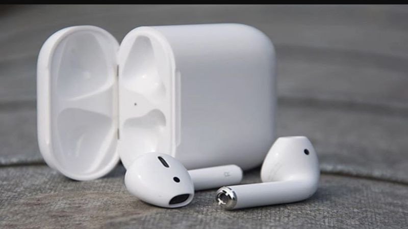 Khách hàng đang kiểm tra tai nghe Bluetooth sau khi được thay pin tại dịch vụ sửa chữa