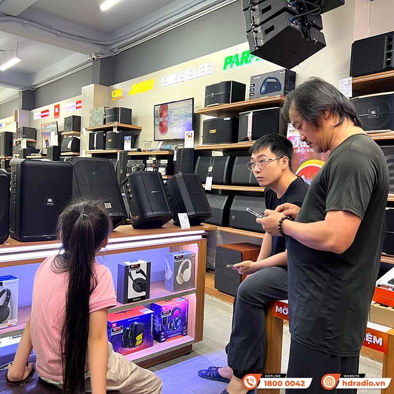 Khách hàng đến trải nghiệm loa bluetooth hát karaoke