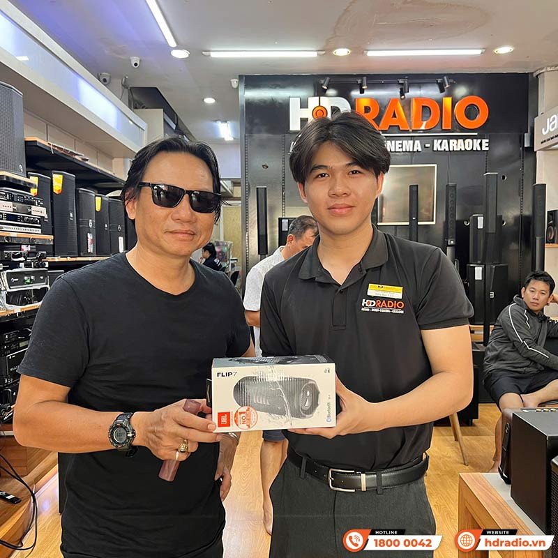 khách hàng mua loa bluetooth mini JBL Flip 7 tại Trần Du Audio