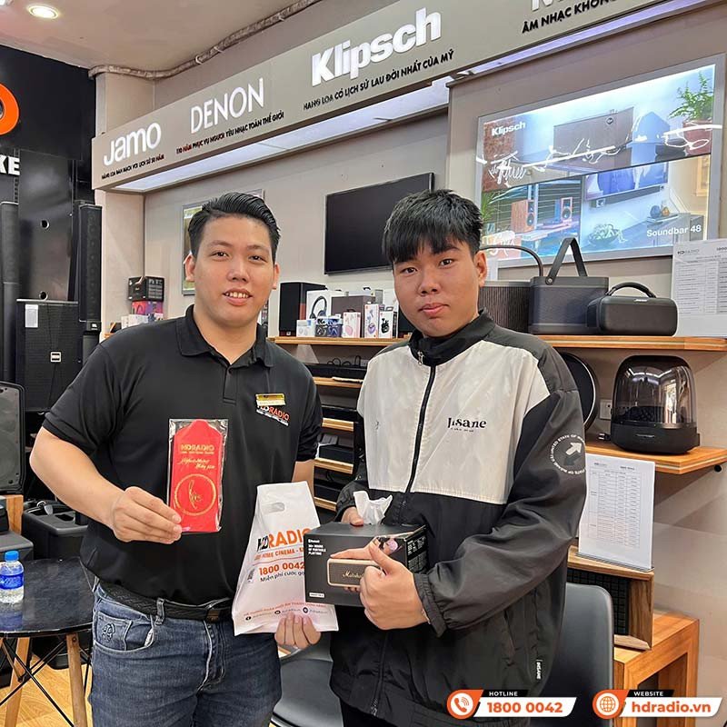 khách hàng mua loa bluetooth mini Marshall Emberton 3 tại Trần Du Audio