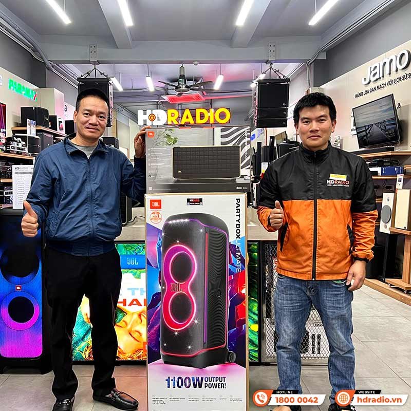 Khách hàng trải nghiệm loa bluetooth cao cấp JBL PartyBox Ultimate