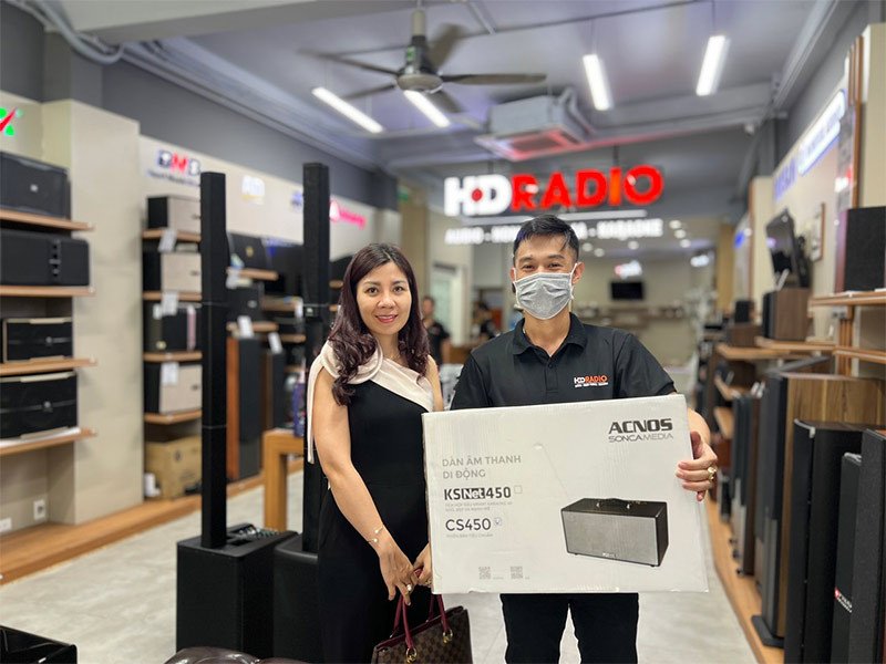 Khách hàng trải nghiệm loa bluetooth hát karaoke