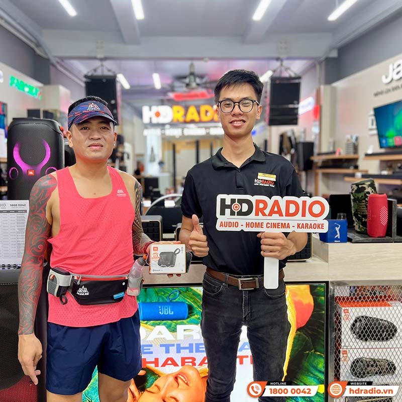 khách hàng trải nghiệm loa bluetooth mini JBL Go 4 tại cửa hàng