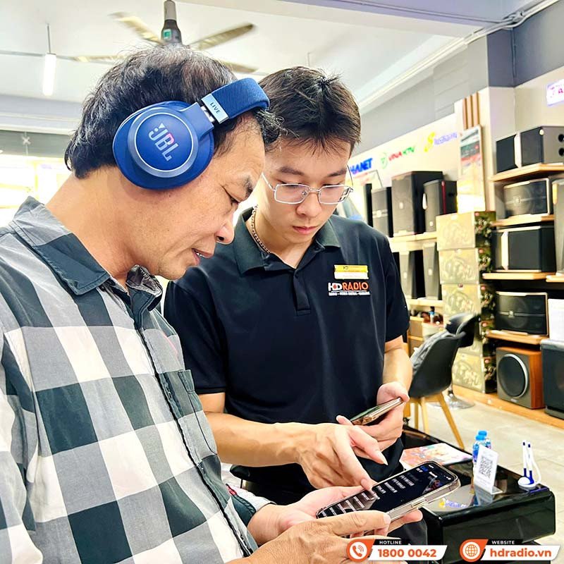 Khách hàng trải nghiệm tai nghe bluetooth JBL Live 770NC