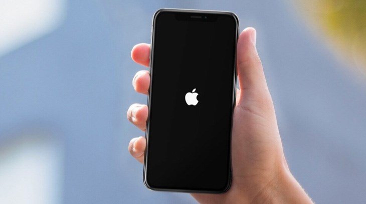Khởi động lại iPhone để sửa lỗi tai nghe