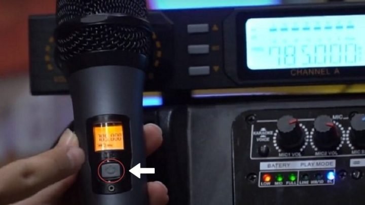 Khởi động micro không dây bằng cách bật nút nguồn, chuẩn bị cho quá trình kết nối micro với loa bluetooth.