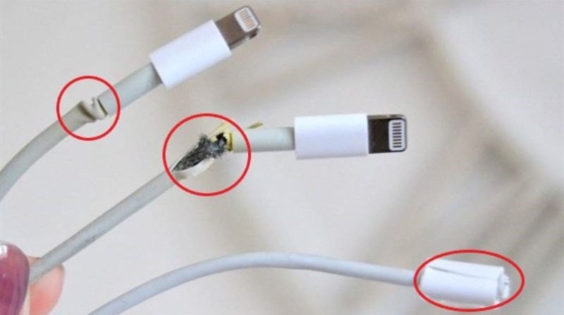 Kiểm tra cáp sạc bị hỏng khi tai nghe không dây không nhận pin