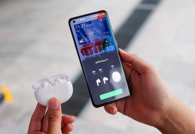 Kiểm tra pin và đặt lại tai nghe Bluetooth vào hộp sạc