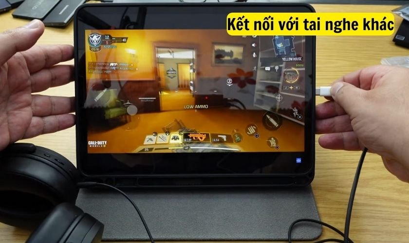 Kiểm tra với thiết bị âm thanh khác để xác định nguyên nhân lỗi tắt chế độ tai nghe iPad