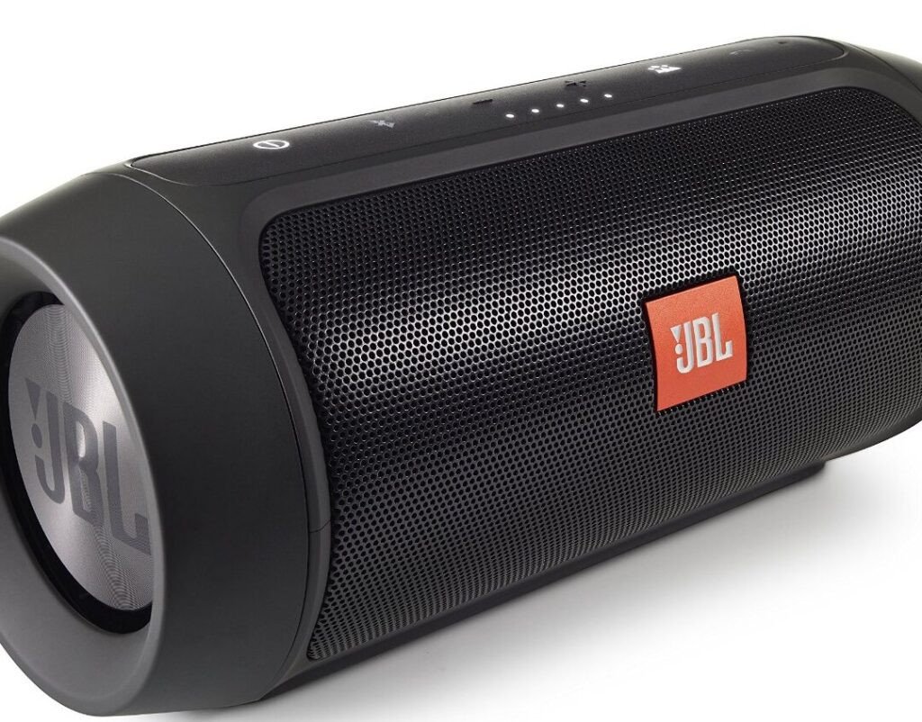 Kỹ thuật viên đang kiểm tra bo mạch bên trong một chiếc loa bluetooth