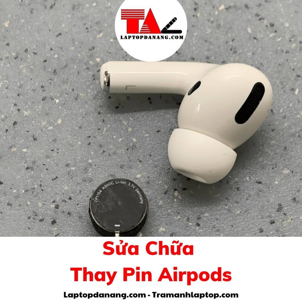 Kỹ thuật viên thay pin tai nghe Airpods chuyên nghiệp