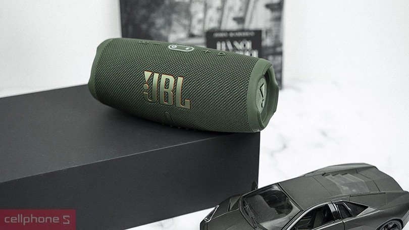 Loa bluetooth JBL Charge 5 hoạt động như sạc dự phòng tiện lợi