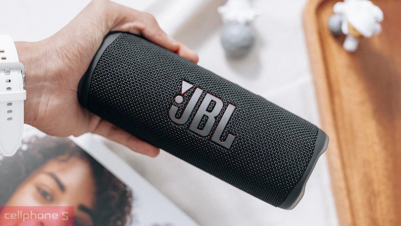 Loa bluetooth JBL Flip 6 nổi bật với khả năng chống nước IP67 khi sử dụng gần bể bơi