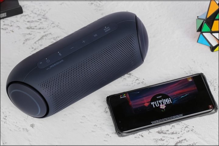 Loa Bluetooth với nút điều chỉnh âm lượng vật lý.