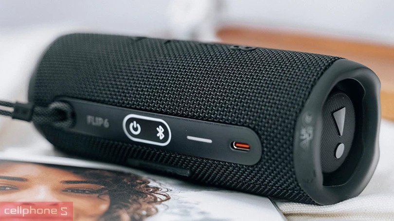 Loa di động JBL Flip 6 màu đen với màng loa bass thụ động rung tạo hiệu ứng âm trầm sâu