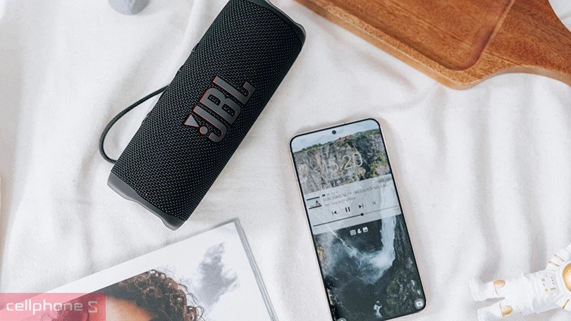 Loa di động JBL Flip 6 màu hồng nổi bật với thiết kế nhỏ gọn, dây đeo tiện lợi