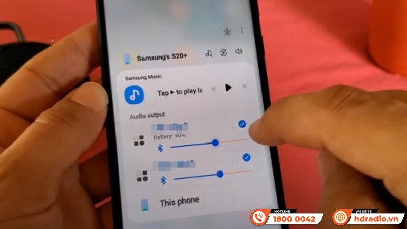 Màn hình điện thoại hiển thị ứng dụng điều khiển loa Bluetooth, hỗ trợ kết nối đồng thời.