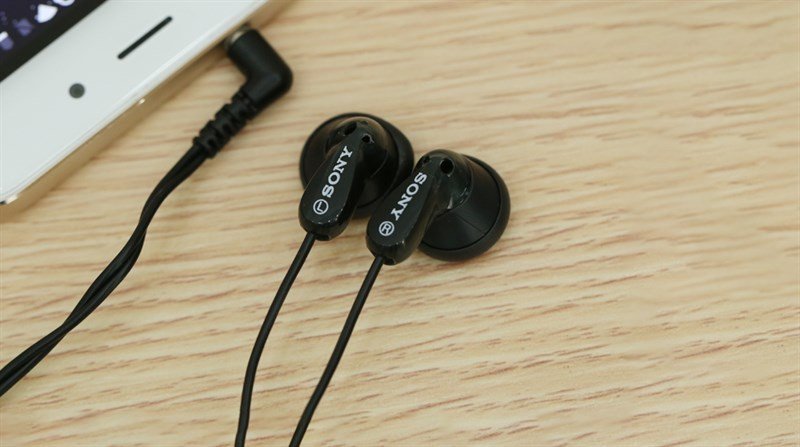 Mẫu tai nghe có mic thoại Sony MDR-E9LP màu đen tuyền mạnh mẽ