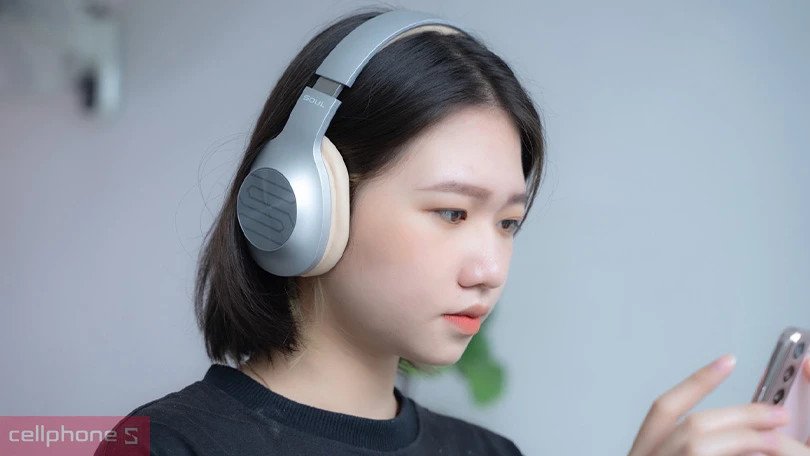 Minh họa chi tiết củ loa và miếng đệm tai của tai nghe Soul Ultra Wireless 2, nhấn mạnh khả năng cách âm và chất lượng âm thanh Dynamic Bass.