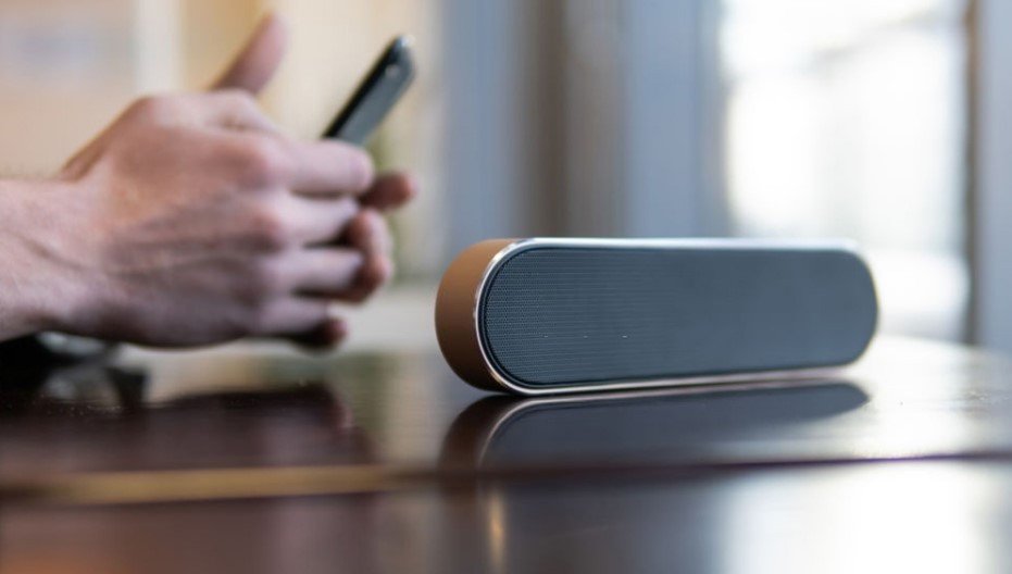 Minh họa khoảng cách tối ưu giữa laptop và loa Bluetooth.