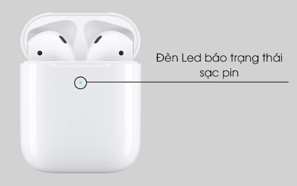 Một bàn tay đang cầm một hộp sạc tai nghe không dây màu trắng đã đóng nắp, sẵn sàng để sạc.
