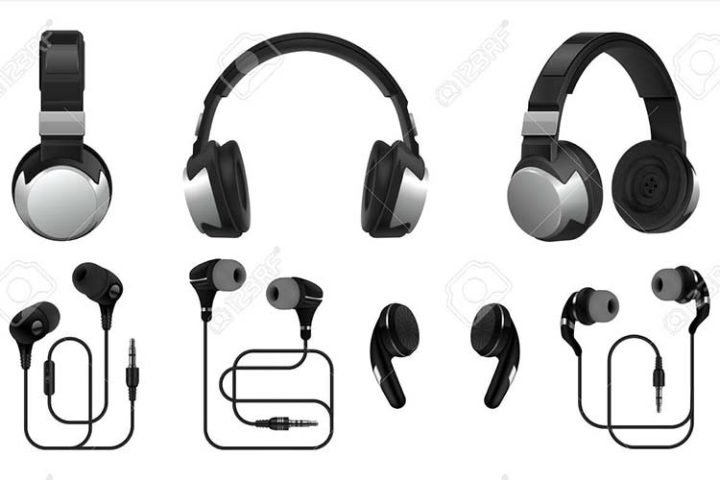 Một cặp tai nghe chụp tai màu đen đang được đeo, thể hiện khái niệm chung về tai nghe