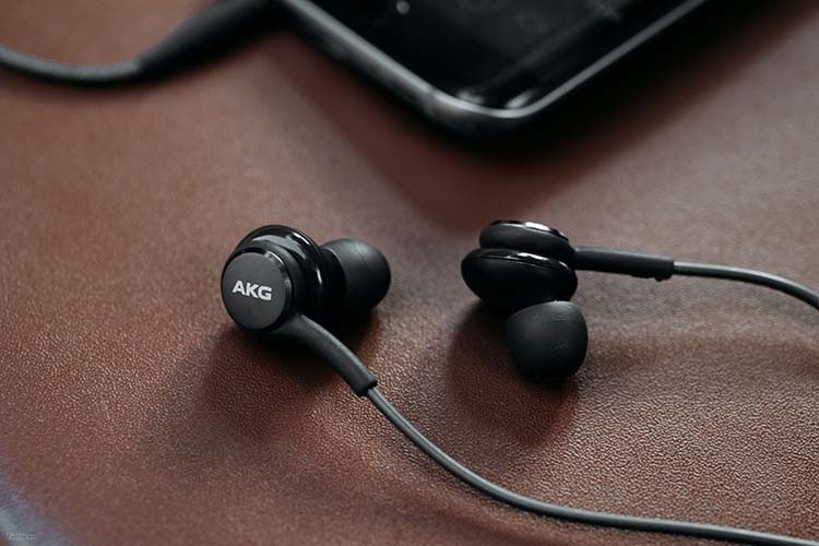 Một cặp tai nghe In-ear không dây màu trắng đang được đeo, thể hiện sự nhỏ gọn và tiện lợi