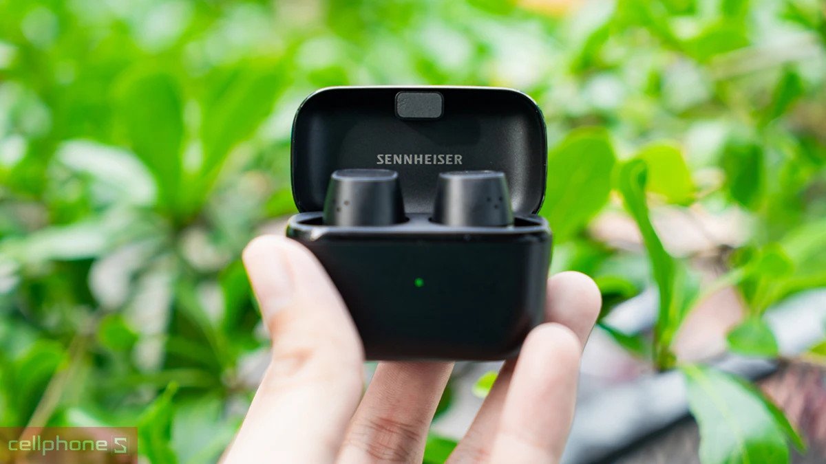 Một chiếc tai nghe in-ear không dây Sennheiser màu đen với dây nối mềm mại, đặt gọn gàng