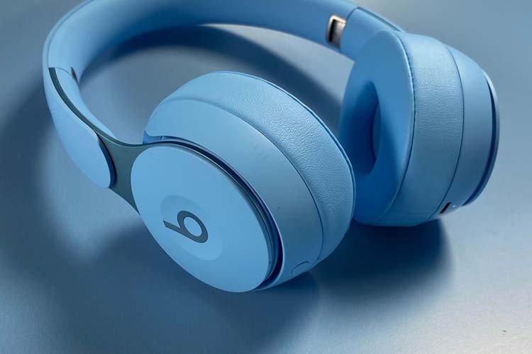 Một chiếc tai nghe On-ear màu đen nhỏ gọn, thể hiện tính di động và sự tiện lợi