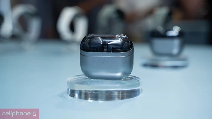 Một người đang thư giãn nghe nhạc với tai nghe Samsung Buds Pro 3