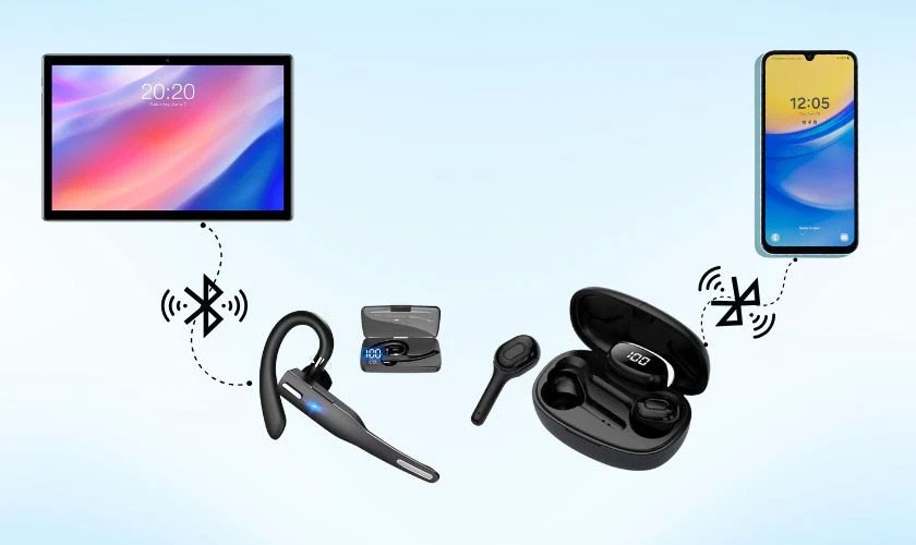 Một người đeo tai nghe dịch thuật Lenovo đang giao tiếp trong môi trường công sở