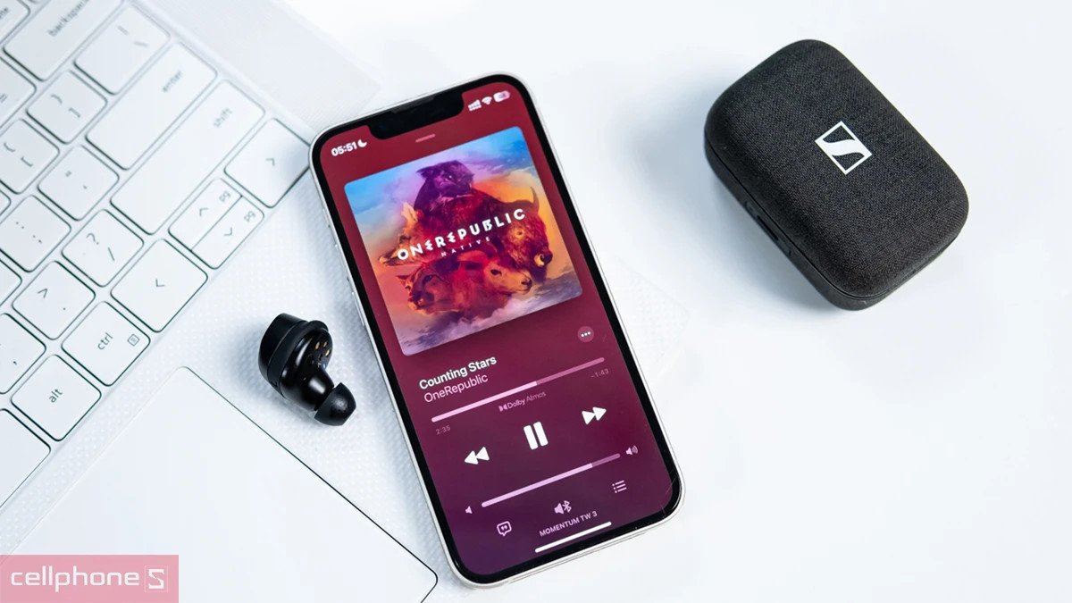 Một người phụ nữ đang đeo tai nghe chụp tai Sennheiser màu đen, minh họa sự tiện dụng và phong cách của sản phẩm