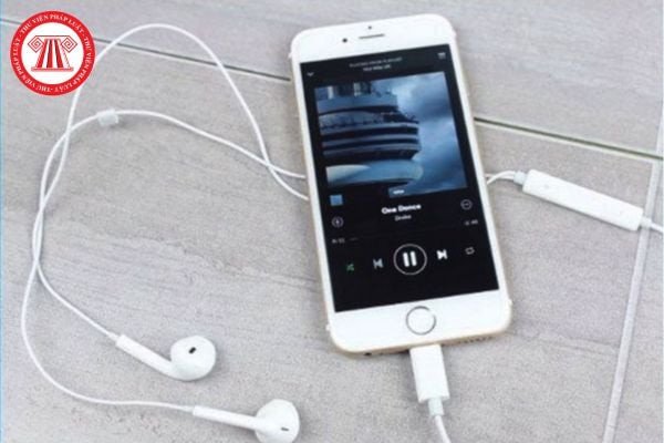 Người đi xe máy đeo tai nghe vi phạm quy định an toàn giao thông