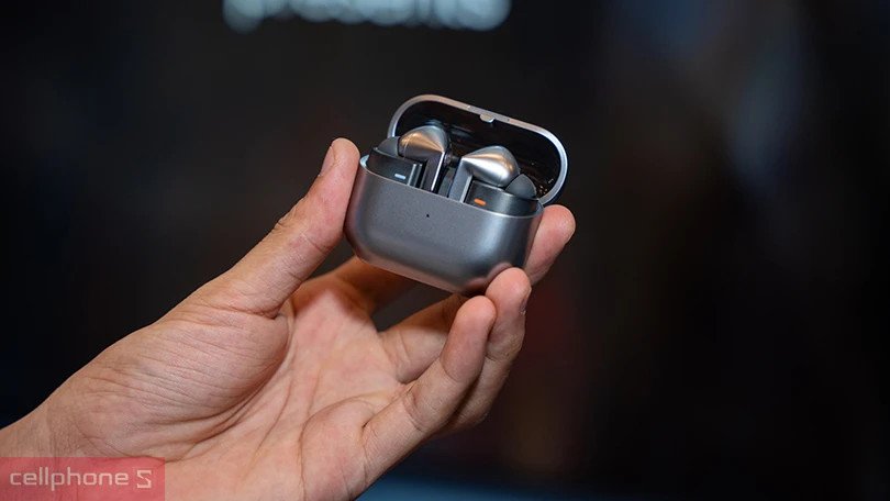 Người dùng đàm thoại rõ ràng với tai nghe Samsung Buds Pro 3 trong không gian yên tĩnh