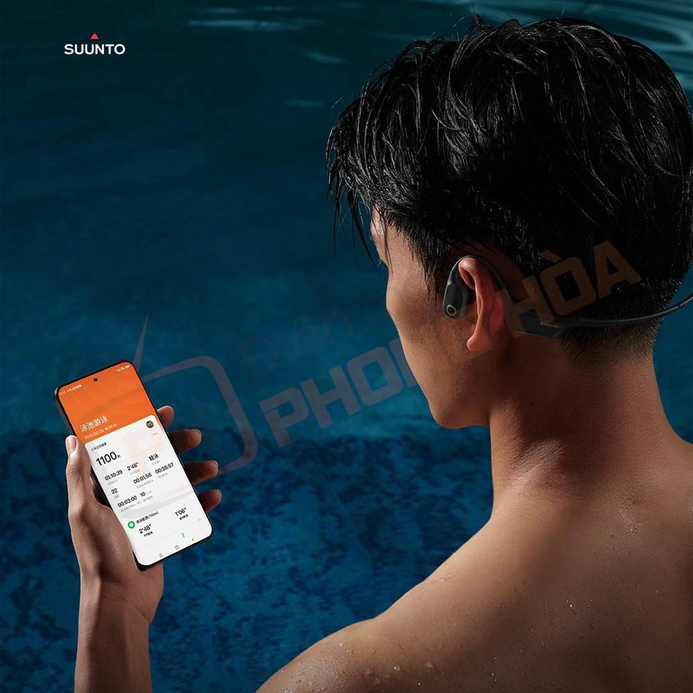 Người dùng đang bơi với tai nghe truyền âm thanh qua xương Xiaomi và theo dõi dữ liệu
