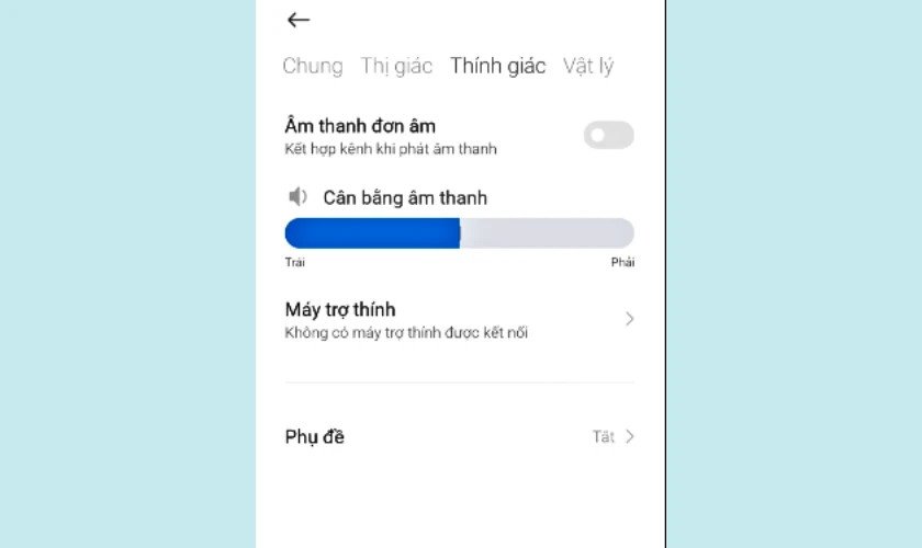 Người dùng đang đeo tai nghe không dây nhưng có vẻ không nghe rõ, minh họa vấn đề âm thanh không đều hoặc không có tiếng.