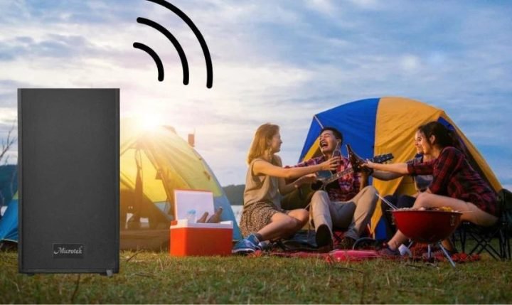 Người dùng đang kết nối bluetooth loa kéo với điện thoại thông minh để nghe nhạc