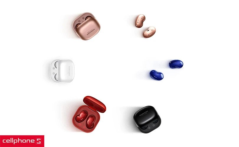 Người dùng đang lựa chọn tai nghe Bluetooth Samsung tại cửa hàng