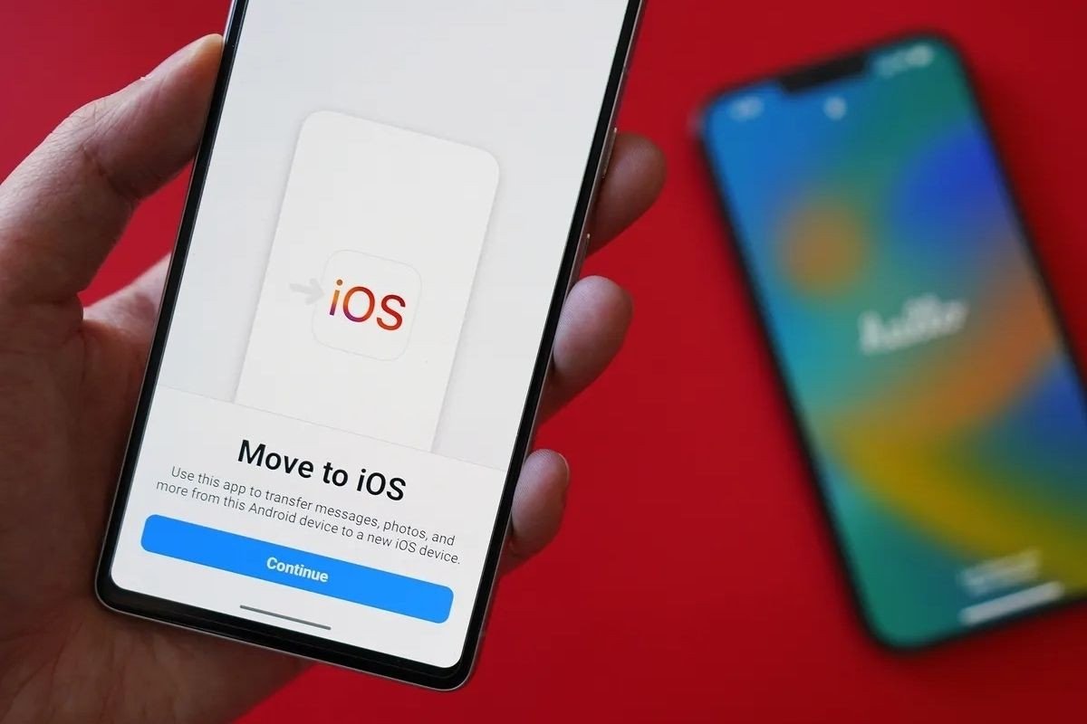 Người dùng đang sạc pin cho điện thoại Android và iPhone để chuẩn bị chuyển ảnh
