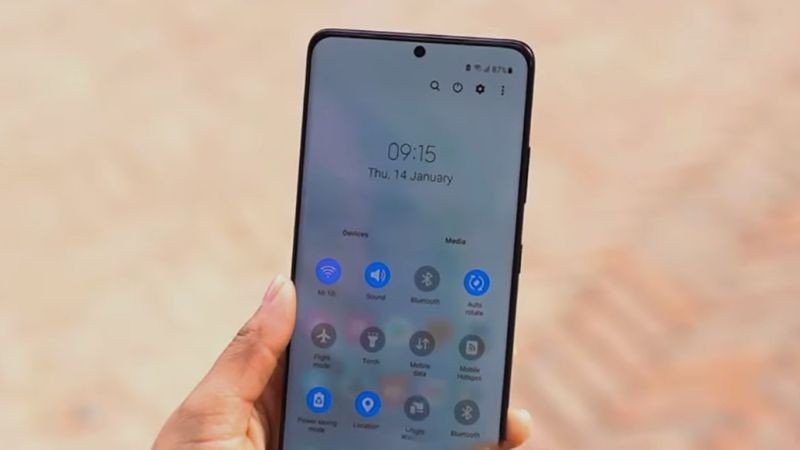 Người dùng đang thao tác đặt lại tai nghe Bluetooth để khắc phục lỗi âm thanh bluetooth trên điện thoại