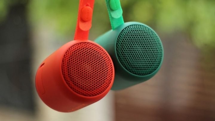 Người dùng đang thao tác kết nối hai loa Bluetooth với iPhone để tăng cường trải nghiệm âm thanh kép.
