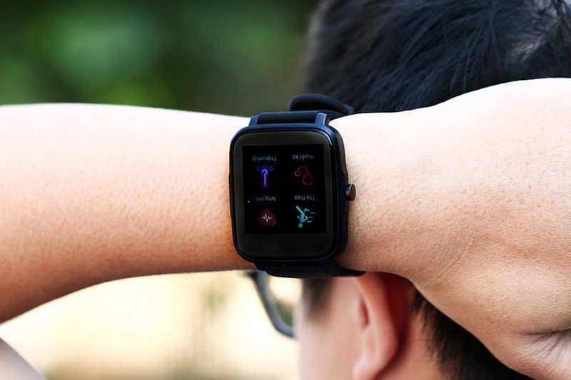 Người dùng đeo đồng hồ thông minh trên cổ tay, có thể kết nối Bluetooth với iPhone