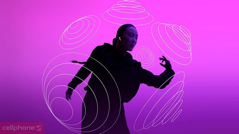 Người dùng đeo tai nghe không dây AirPods Pro 3