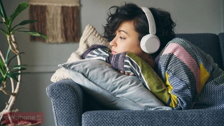 Người dùng điều chỉnh cài đặt âm thanh trên ứng dụng Sony Headphones Connect với tai nghe bluetooth chụp tai Sony WH-CH520