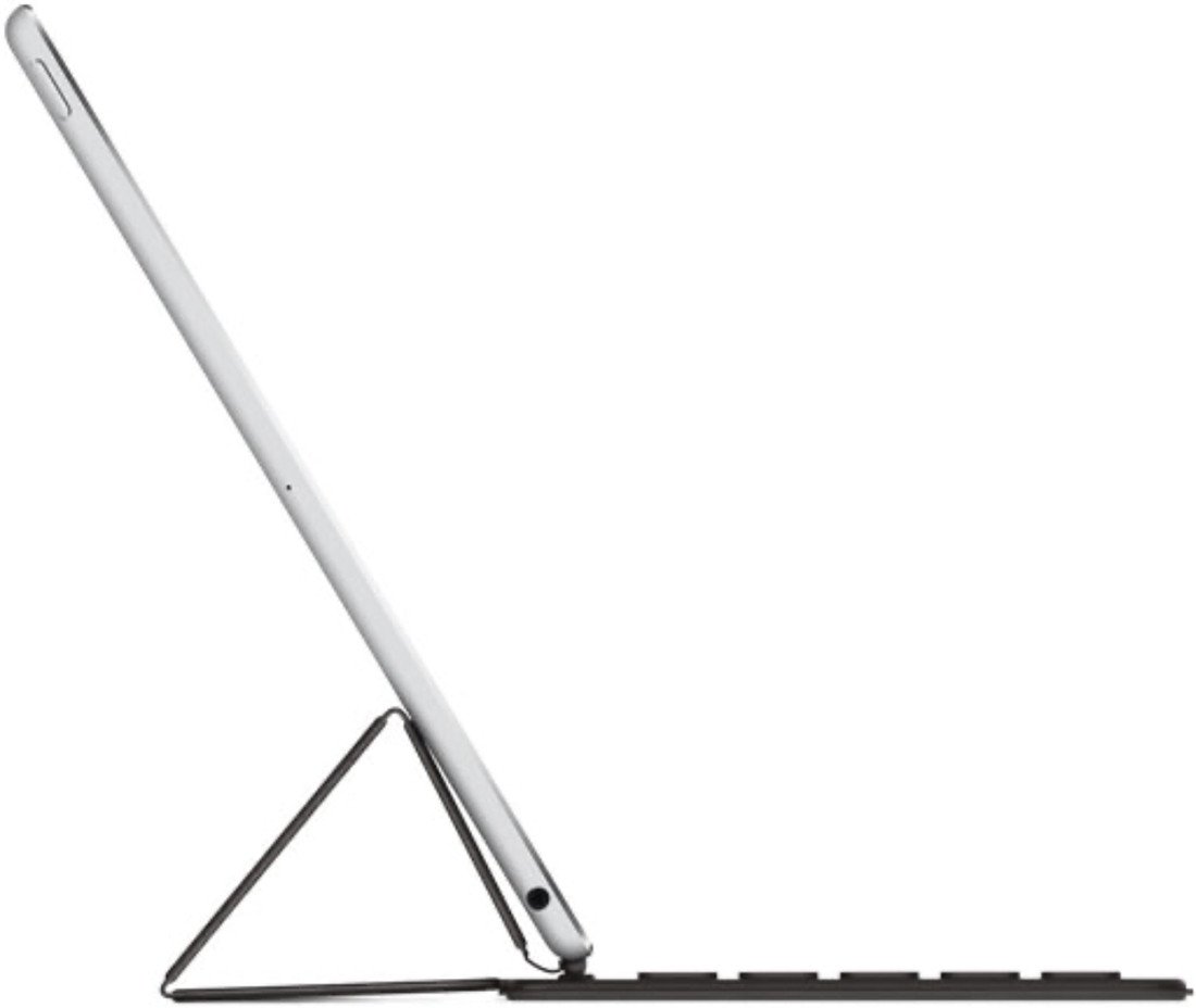 Người dùng kết nối bàn phím không dây với iPad thế hệ 7 để tăng hiệu suất làm việc