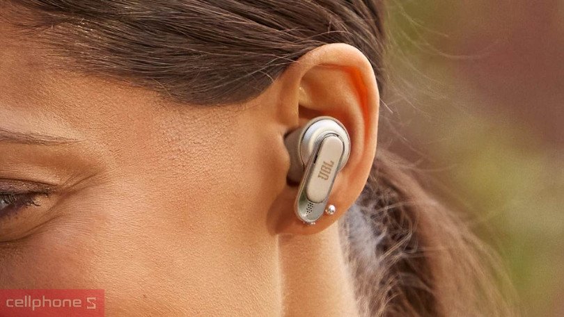 Người dùng kích hoạt trợ lý ảo bằng giọng nói trên tai nghe có màn hình JBL Tour Pro 2