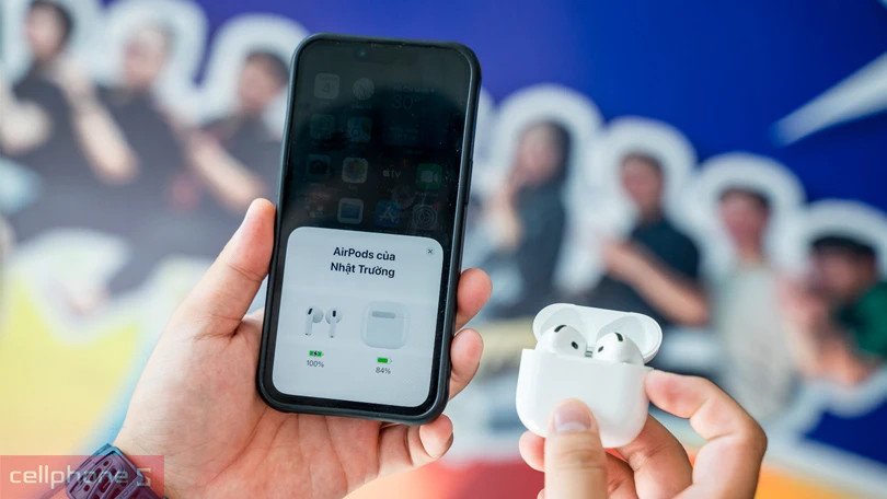 Người dùng sử dụng tai nghe AirPods Pro 4 kết nối liền mạch với iPhone